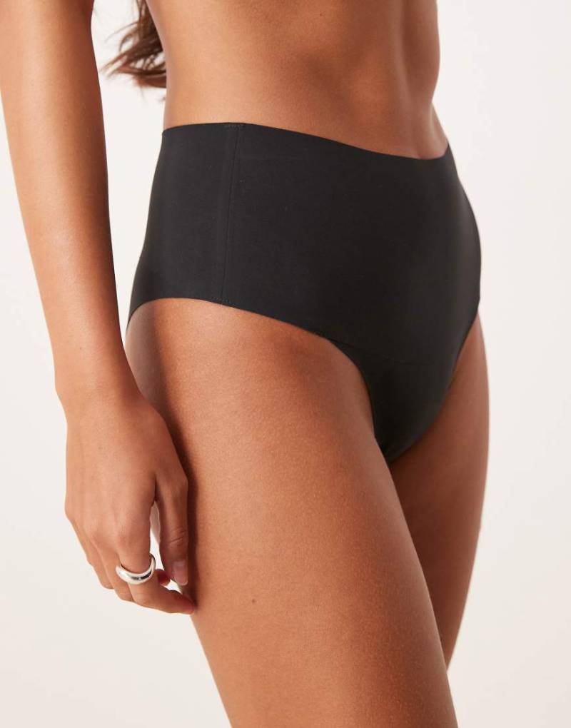 SPANXsupersmooth - Undietectable - Nicht sichtbarer Tanga-Slip in Schwarz von Spanx