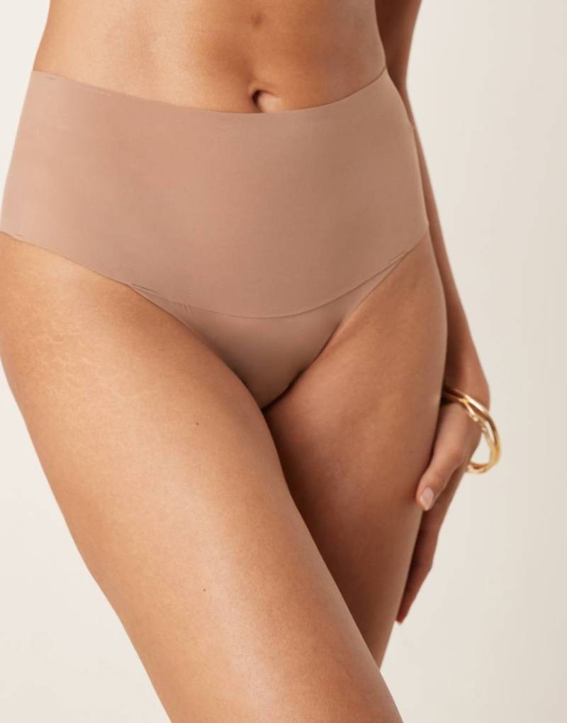 SPANXsupersmooth - Undietectable - Nicht sichtbarer Tanga-Slip in Cafe Au Lait-Neutral von Spanx