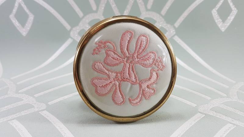 Vintage Petit Point Taschenspiegel Rosa Floral Puder Puderdose Vintage Petit Point Taschenspiegel Rosa Floral Puder Puderdose von SpareOomVintage