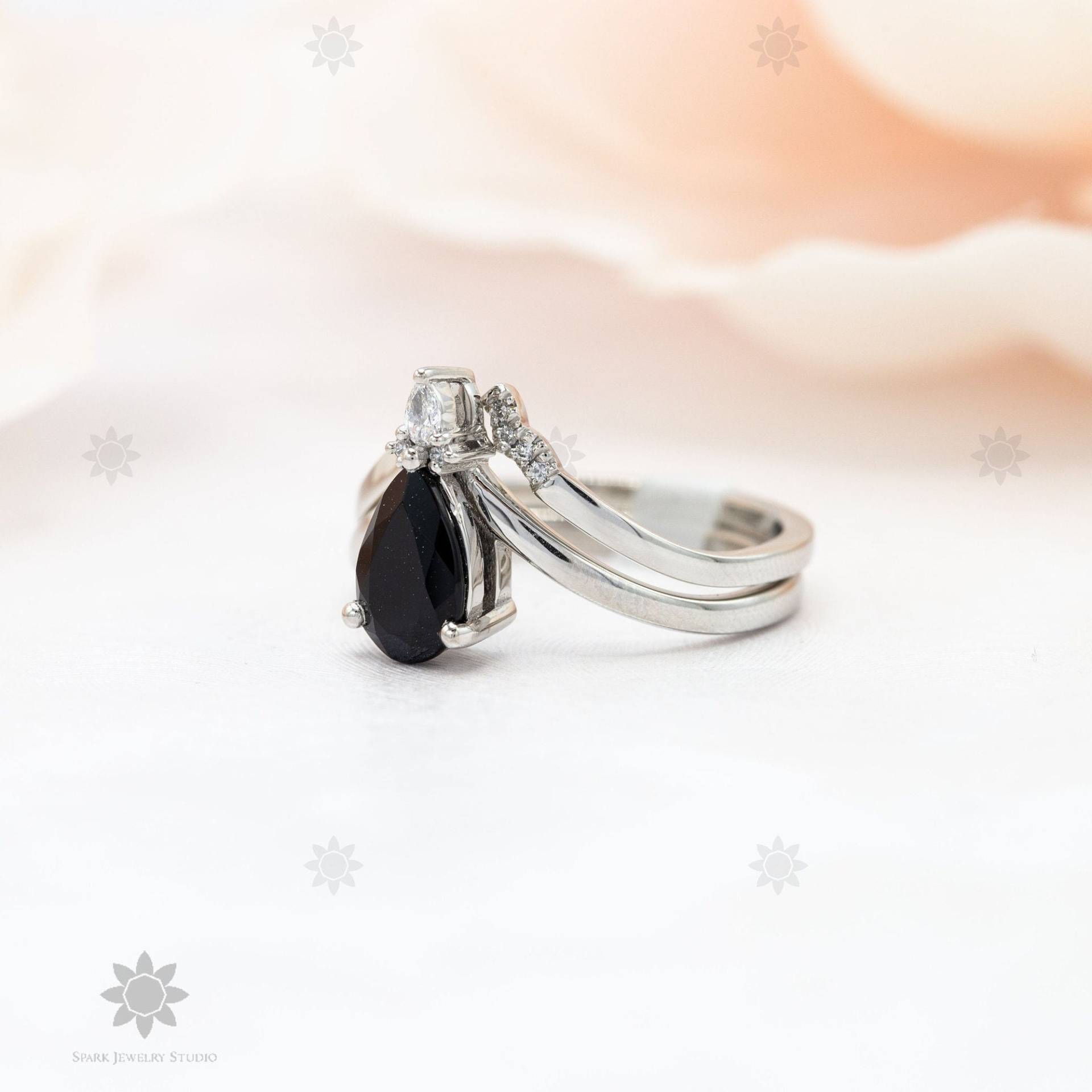 1Ct Pear Cut Schwarzer Onyx Verlobungsring Und Einzigartiges Passendes Band Set Aus 14K Massivem Weißgold, Brautring Ehering von SparkJewelryStudio