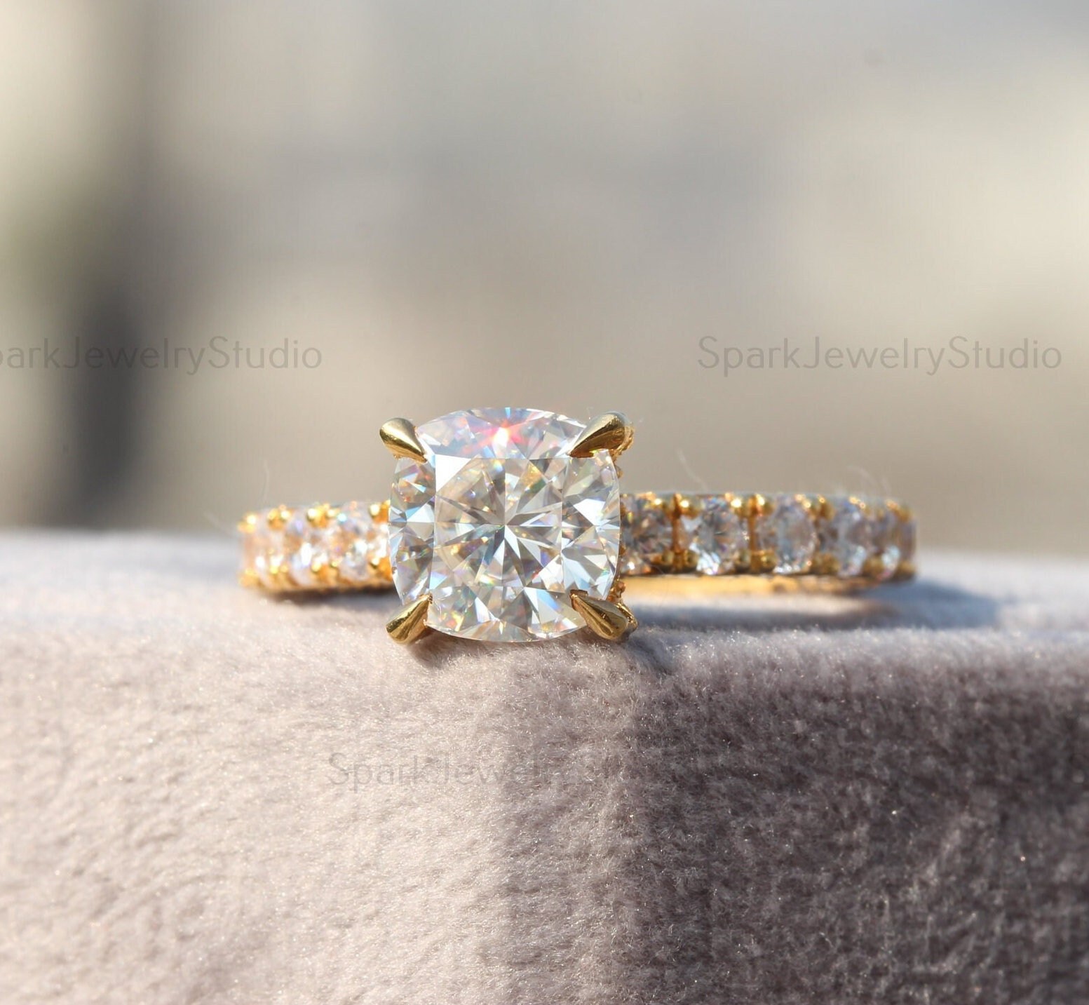 Claw Set 3Ct Kissen Moissanite Verlobungsring/14K Solid Gold Drei Seite Ebnen Ehering Jubiläumsgeschenk Für Sie von SparkJewelryStudio