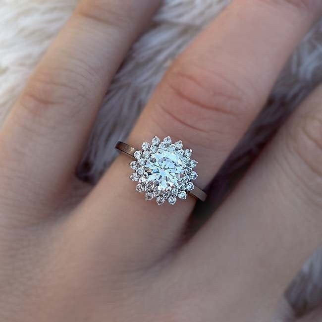 Cluster Halo Runde Moissanite Diamant Sterling Silber Starburst Verlobungsring Mit Anderen Schwimmenden Runden Diamanten Im Gold Ehering Cluster Halo Runde Moissanite Diamant Sterling Silber Starburst Verlobungsring Mit Anderen Schwimmenden Runden Diamanten Im Gold Ehering von SparkJewelryStudio