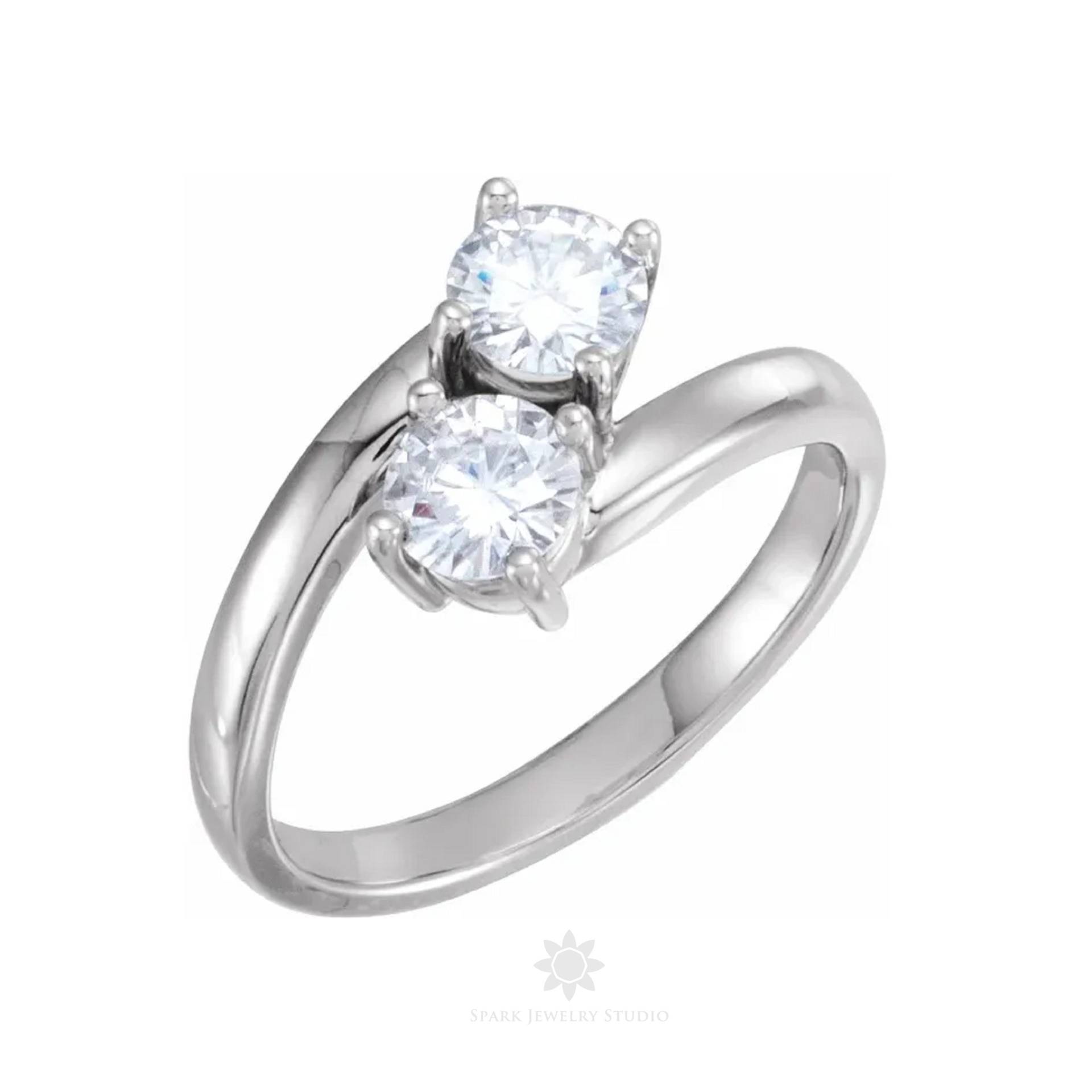 Doppelte Runde Moissanite Diamant Sterling Silber Verlobungsring Geschenk Für Ihren Zwilling Ehering von SparkJewelryStudio