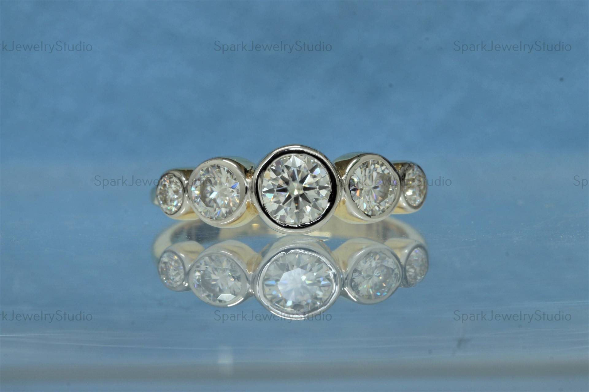 Fünf Stein Zwei Ton Moissanite Verlobungsring, Lünette Set Ehering, 5 Solitär Brilliant Braut Ring Für Sie von SparkJewelryStudio