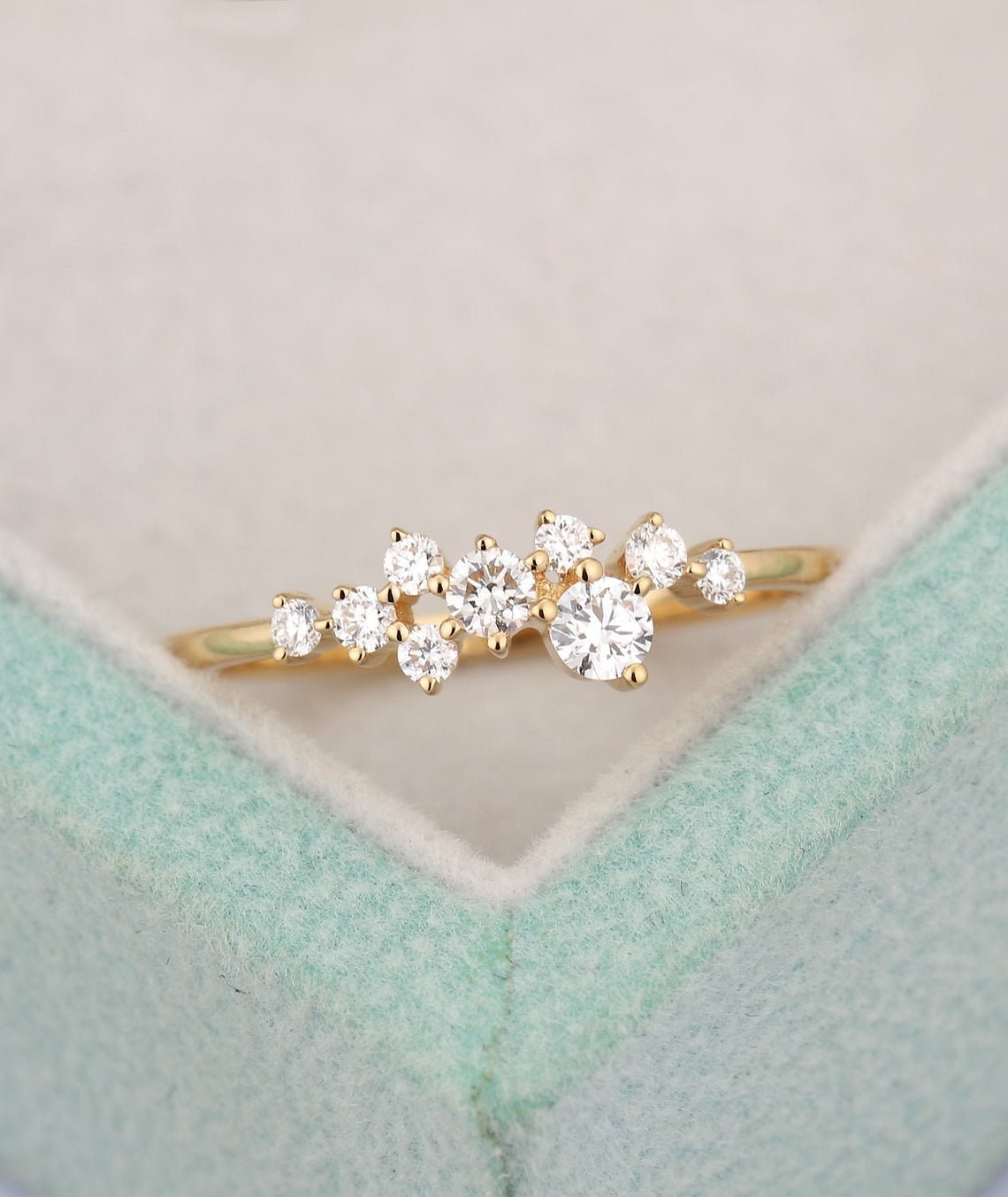 Minimalist Cluster Ring Band in 14K Massivgold Und Runde Moissanite Diamanten Silber Cz Stapelbarer Zierlicher Versprechensring Minimalist Cluster Ring Band in 14K Massivgold Und Runde Moissanite Diamanten Silber Cz Stapelbarer Zierlicher Versprechensring von SparkJewelryStudio