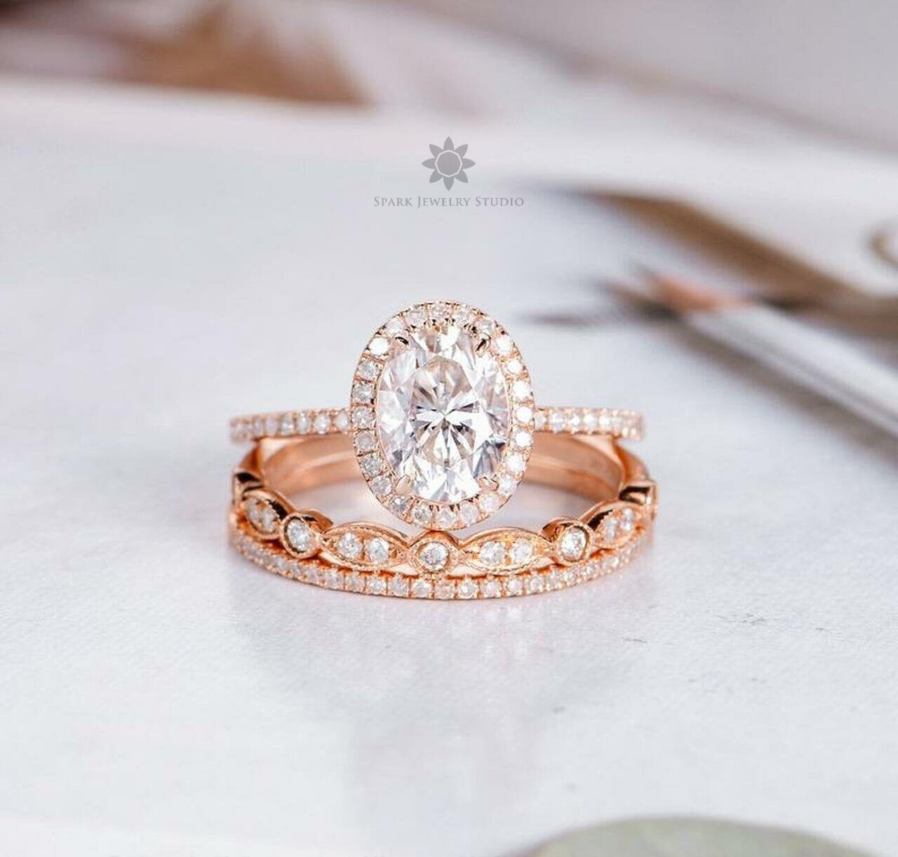 Oval Halo Ring Fit Flush Stapelbare Bänder Set Cut Diamant in Center Mit Doppel Band Rose Gold Ehering von SparkJewelryStudio