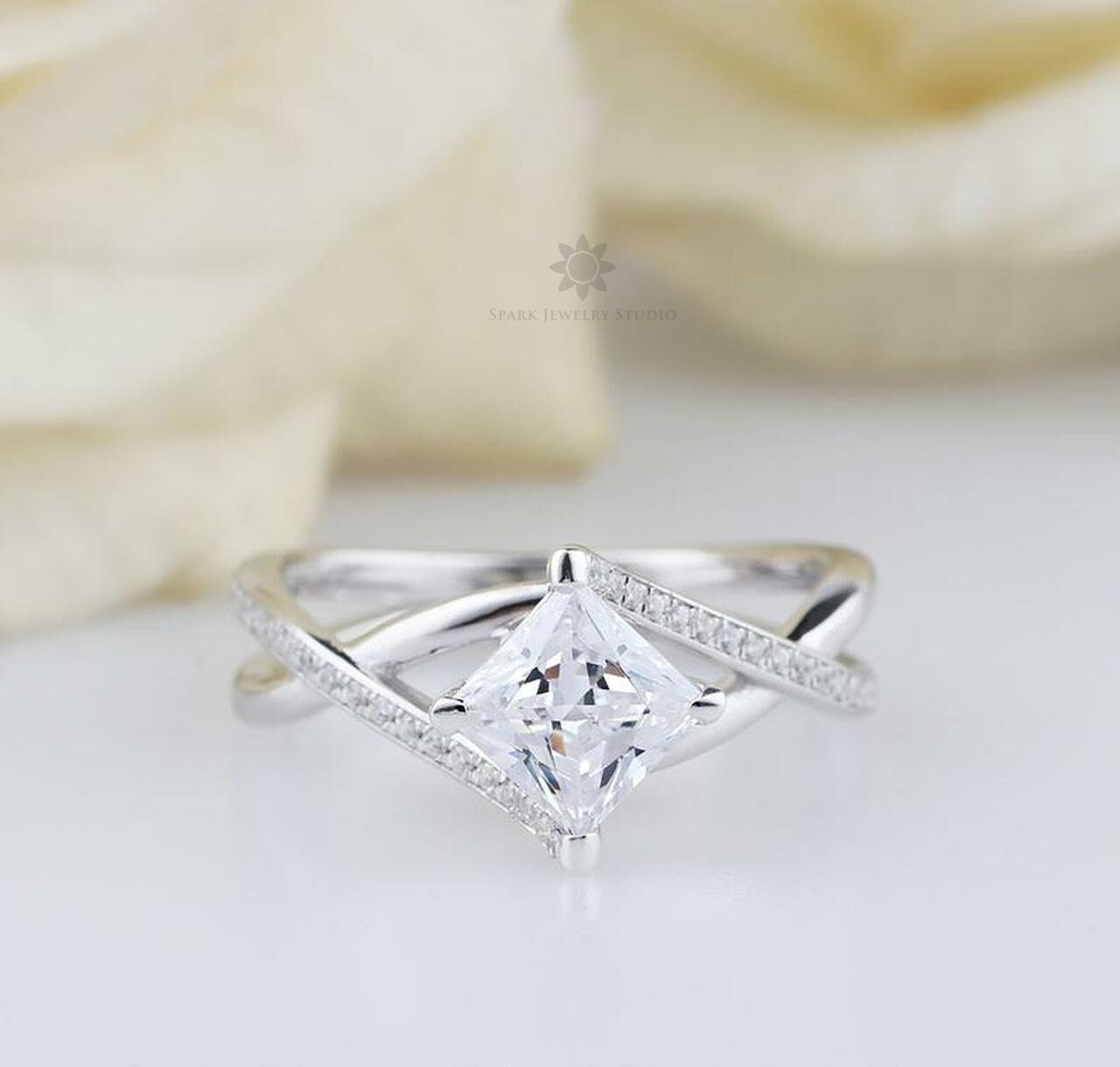 Prinzessin Geschnitten Moissanite Ost-West-Verlobungsring Gold Cz Diamant-Ring Für Frauen Verlobungsring Natürliche Diamant Braut Sterling Silber von SparkJewelryStudio