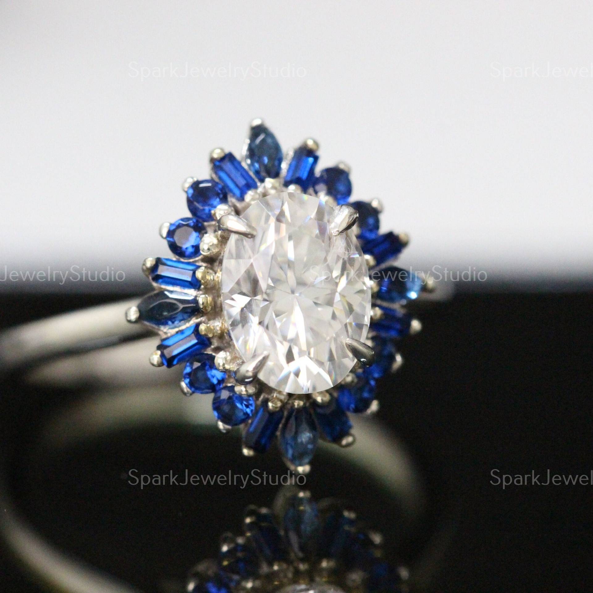 star Burst Oval Halo Floating Blue Sapphire Runde, Marquise, Baguette Cut Moissanite Ehering, 18K Weißgold Verlobungsring von SparkJewelryStudio