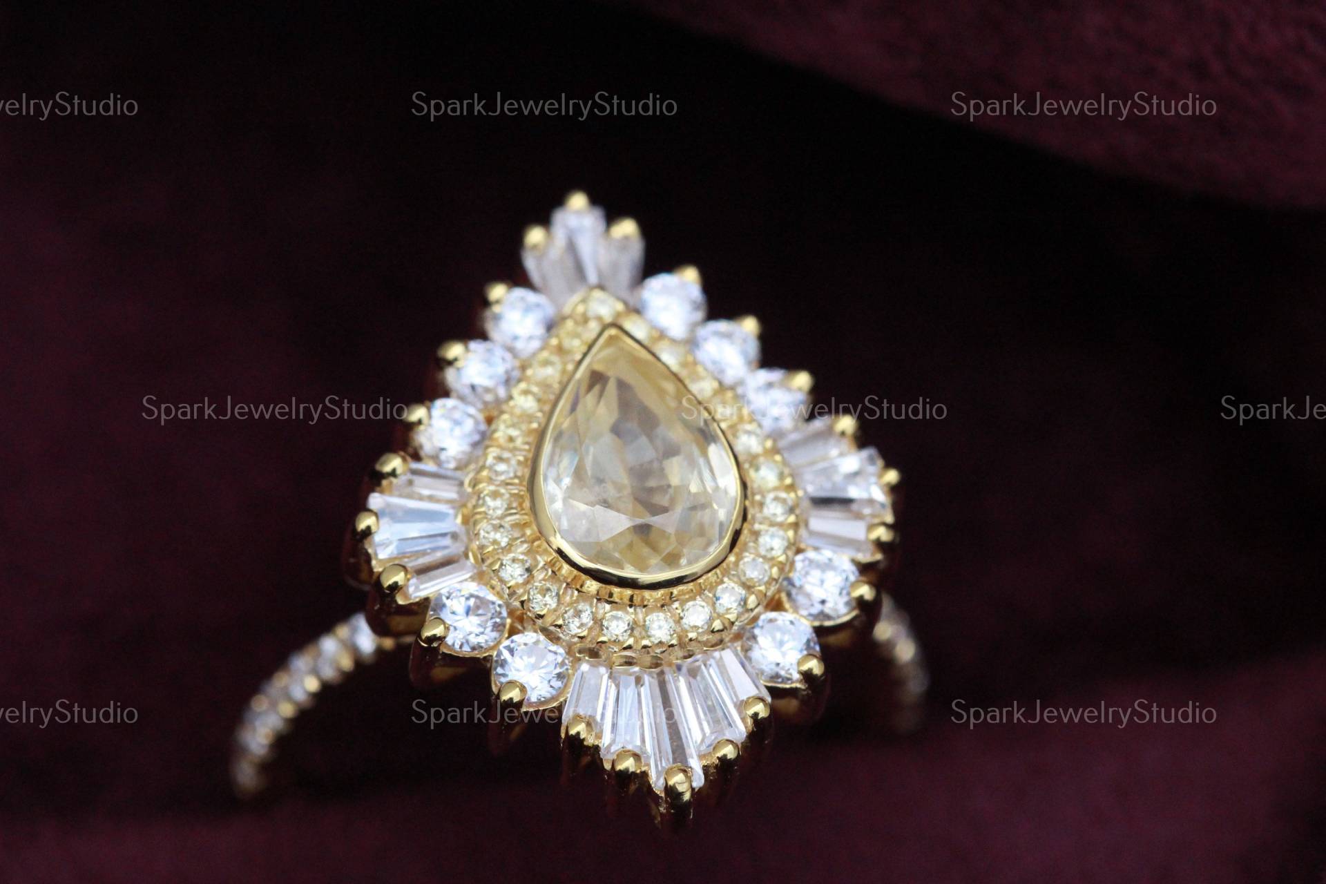 star Burst Pear Halo Moissanit Verlobungsring, 1.25 Ct 14K Gold Ehering, Jubiläumsring von SparkJewelryStudio