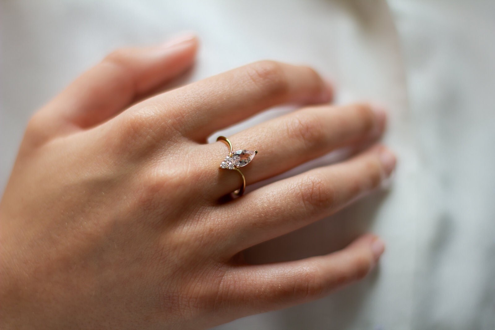 Morganit Edelstein Birnenförmige Labordiamanten Seitliche Diamanten Hellrosa Jahrestag Ring Für Frau 14K Gold Prong Vorschlag von SparkandBloomJewelry