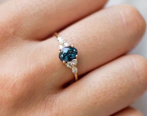 Feiner London Blue Topas Oval Verlobungs Side Stones Ring 7 X 5 Mm von SparkandBloomJewelry