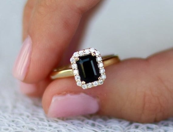 Moderner Designer Ring Großer Smaragd Cut Baguette Schwarz Spinell Diamanten 7 X 5 Mm von SparkandBloomJewelry