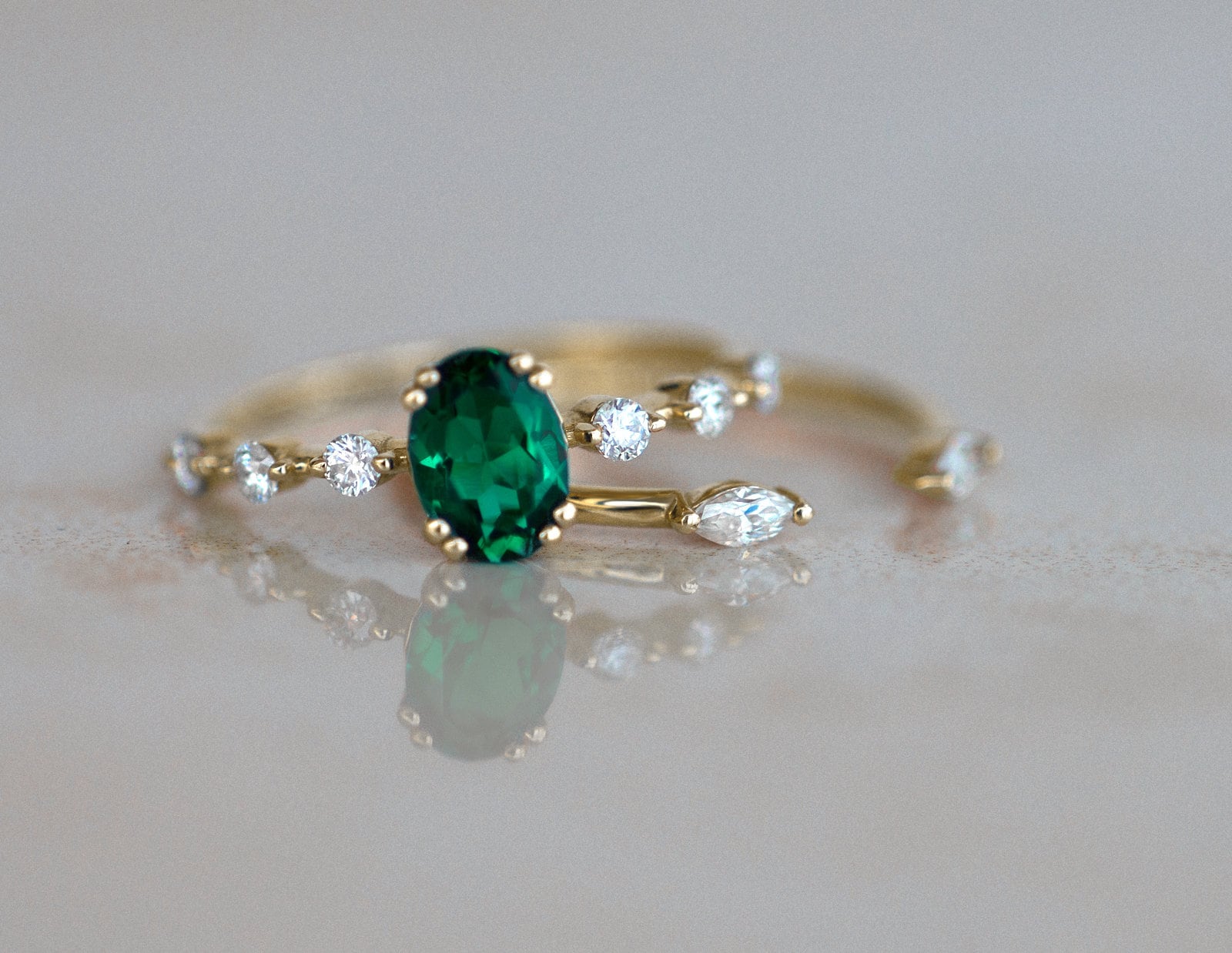 Smaragd Diamant Ring Beeindruckenden Oval Für Frauen Handgefertigte Minimalist Hochzeit Band Braut Set Tagesgeschenk von SparkandBloomJewelry