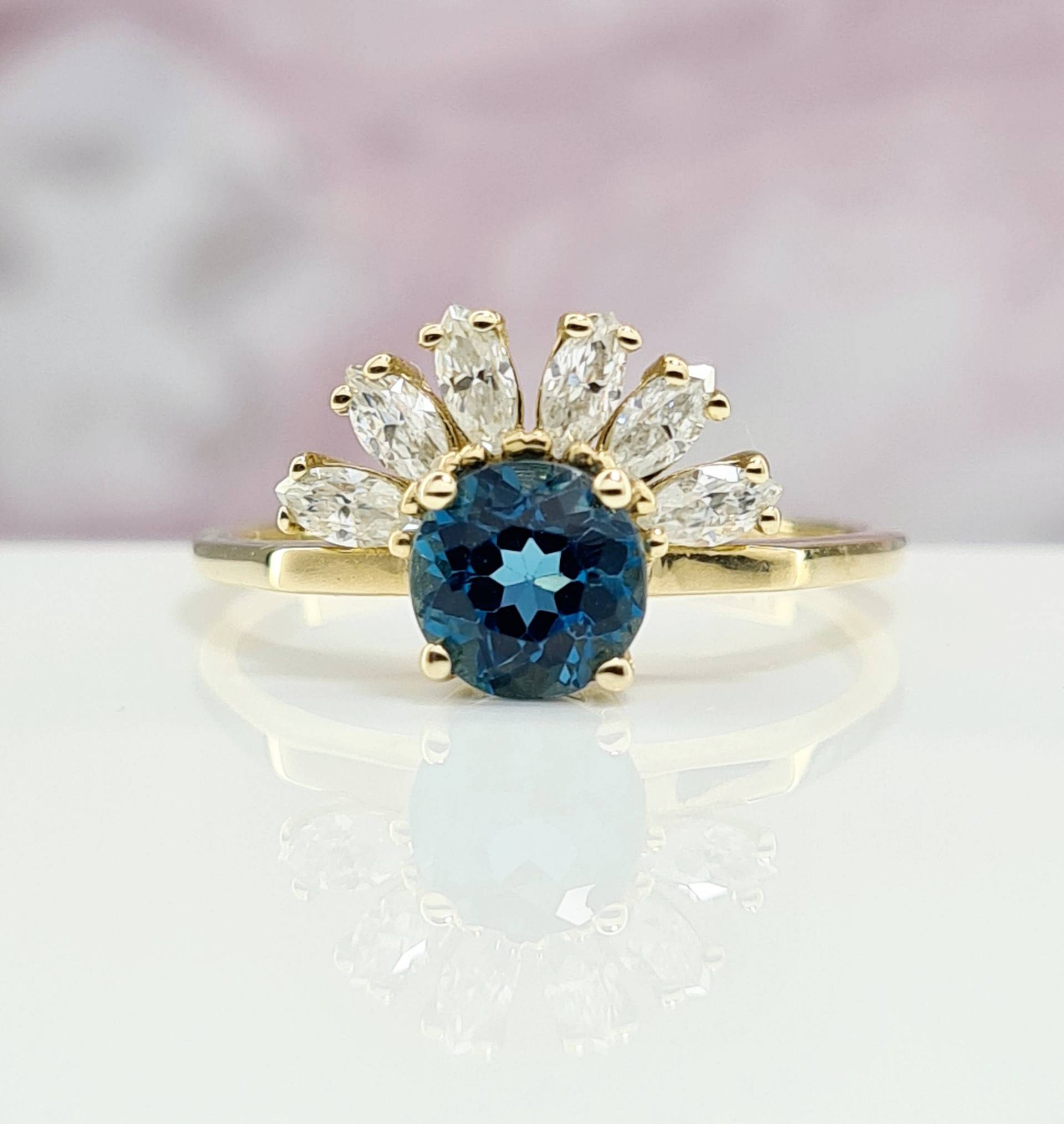 Topas Ring, Blautopas Ring Sonnenform, Blauer Art Deco Einzigartiger Topasring, Moissanite Marquise von SparkandBloomJewelry