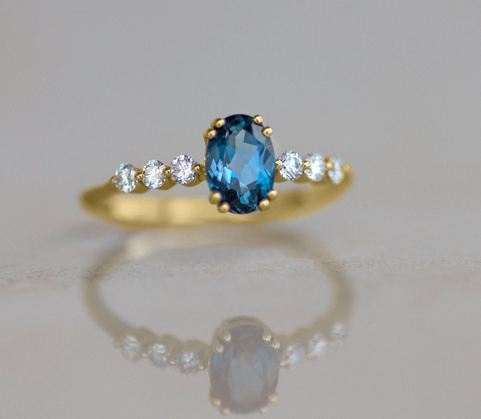 Zierliche Ovale Verlobungsring Blau Topas Lab Diamanten Valentinstag Geschenk Ring von SparkandBloomJewelry