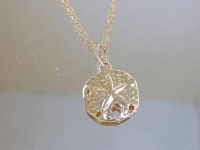 Goldene Sanddollarkette - Zarte Halskette Ein Zierlicher Goldsanddollar Hängt An Einer 14K Gold Vermeil Kette Goldene Sanddollarkette - Zarte Halskette Ein Zierlicher Goldsanddollar Hängt An Einer 14K Gold Vermeil Kette von Sparkklingjewels