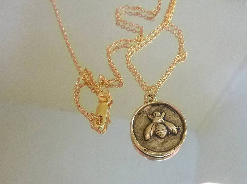 Handgefertigte Biene Anhänger Medaillon, 14 Kt Vergoldete Kette, Brautjungfer Geschenk, Abschlussgeschenk von Sparkklingjewels