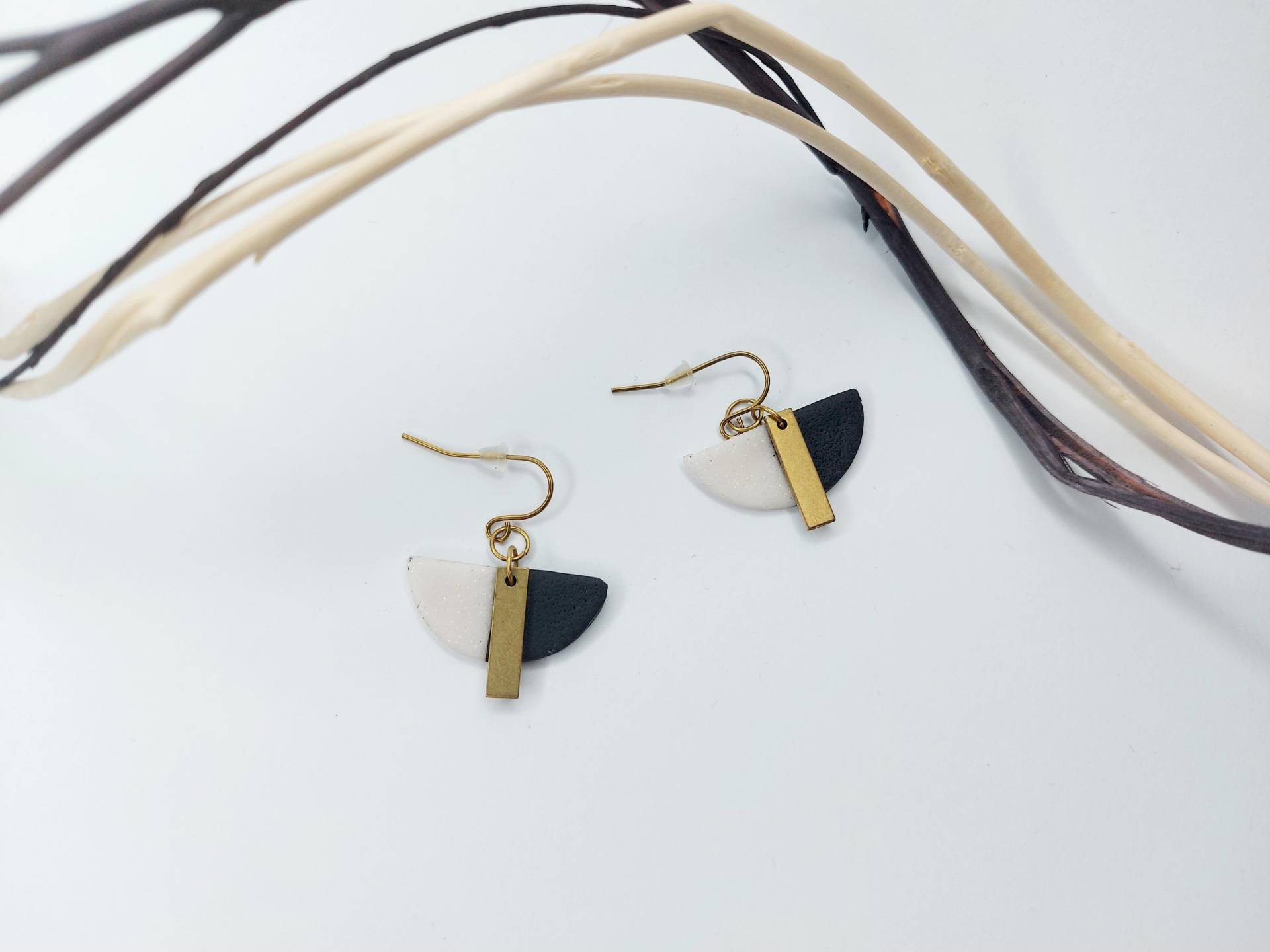 Handgemachte Messing Ohrringe Ton Geschenk Für Frauen Schwarz Benutzerdefinierte Hängende Baumeln Mond Weiß Elegant von SparkleAndShineByD