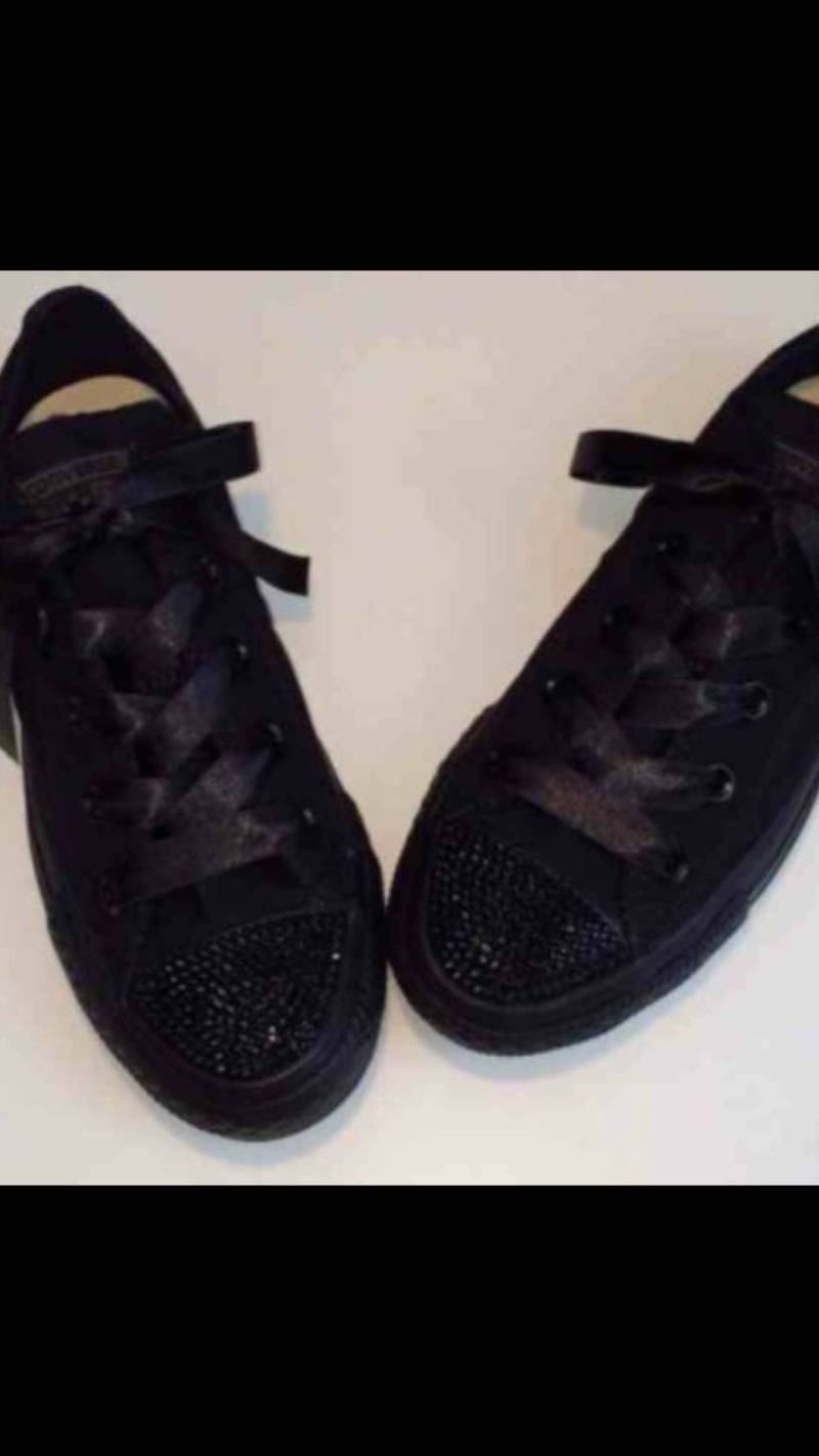 Alle Haben Schwarze Einkristallkegel von SparkleManiaBoutique