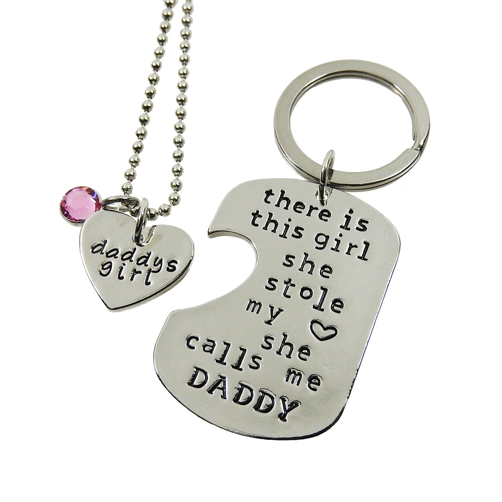 Daddy's Girl Passende Herz-Halskette Und Dog-Tag-Schlüsselanhänger - Dieses Mädchen, Das Sie Mein Herz Gestohlen Hat, Nennt Mich Daddy von SparkleMod