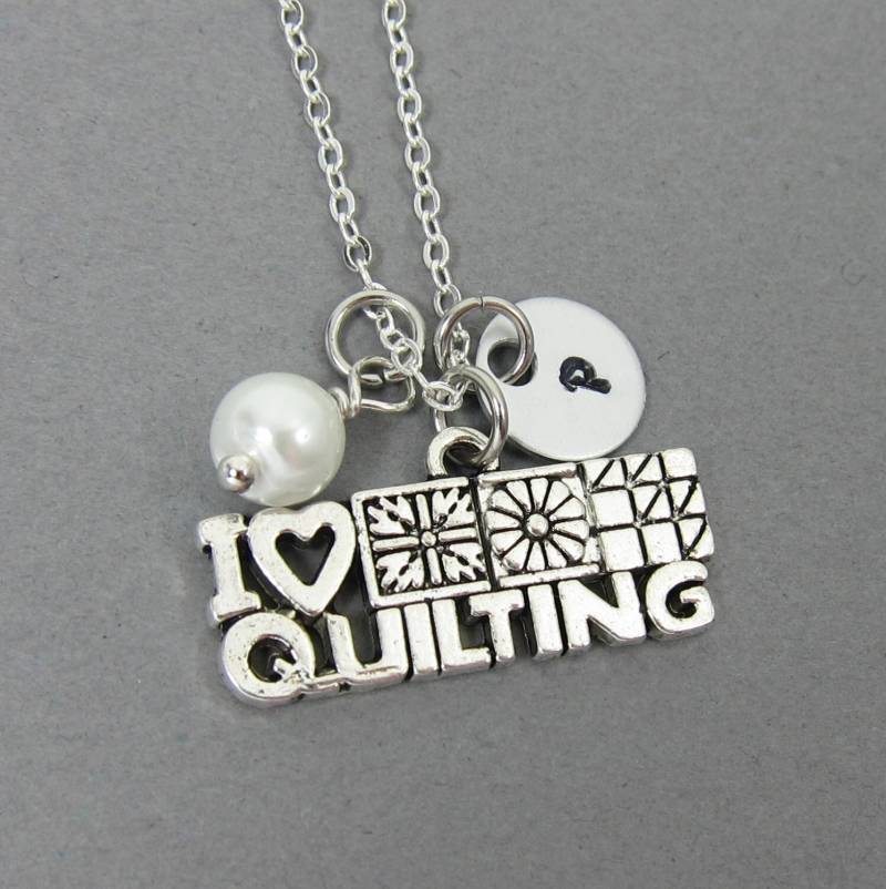 I Love Quilting Halskette - Handgestempelte Initiale, Personalisierter Name, Individueller Swarovski Kristall Geburtsstein von SparkleMod