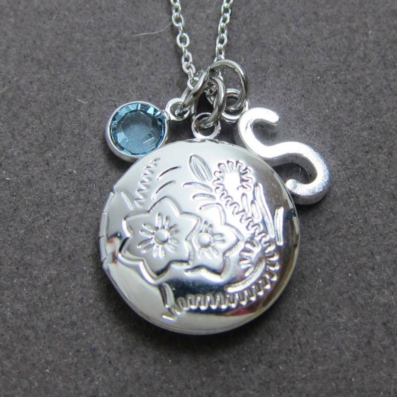 Kleine Runde Medaillon-Halskette - Foto Locket-Andenken, Personalisierter Anfangsname, Maßgeschneiderter Swarovski-Kristall-Geburtsstein von SparkleMod