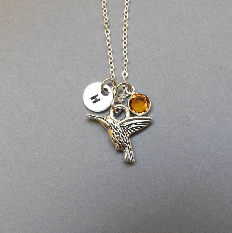 Kolibri-Halskette - Personalisierter Vogel-Anfangsname, Individueller Swarovski-Kristall-Geburtsstein von SparkleMod