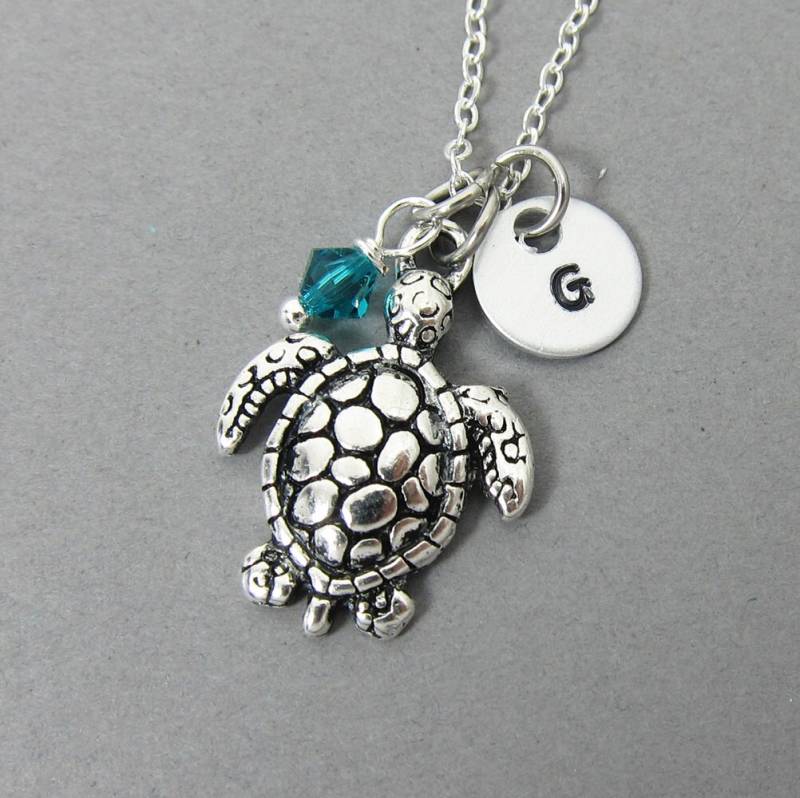 Meeresschildkröten-Halskette - Personalisierter Anfangsname, Individueller Swarovski-Bicone-Geburtsstein von SparkleMod