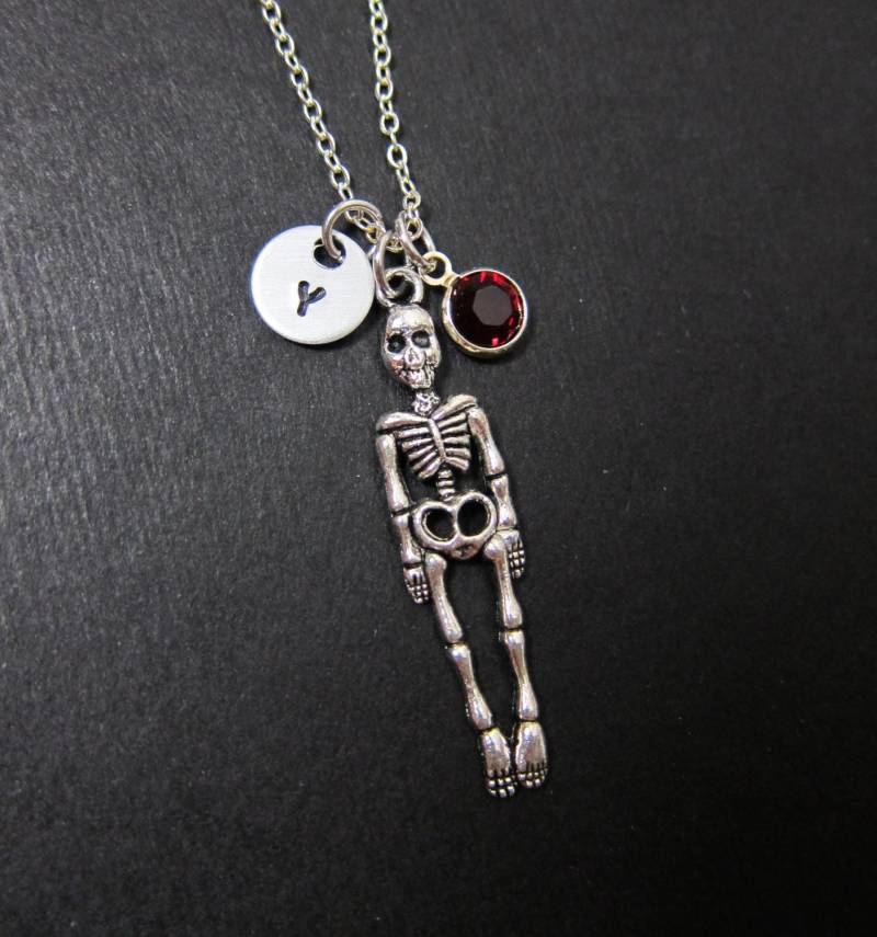 Menschliches Skelett Halskette - Individuelle Handgestempelte Initiale, Personalisierter Swarovski Geburtsstein von SparkleMod