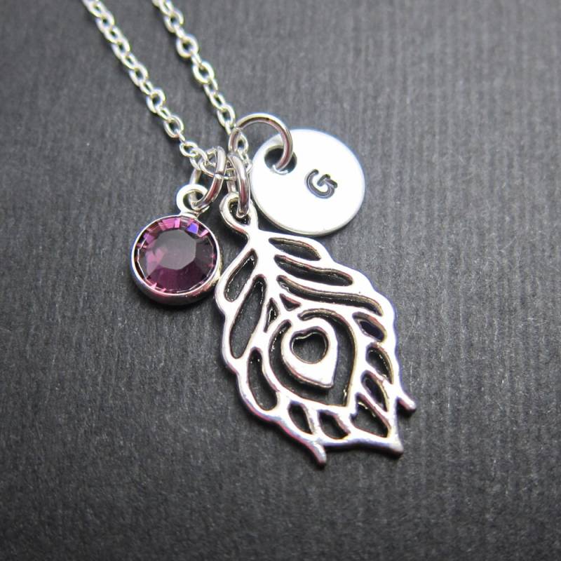 Pfauenfeder Halskette - Personalisierter Anfangsname, Individueller Swarovski Kristall Geburtsstein von SparkleMod