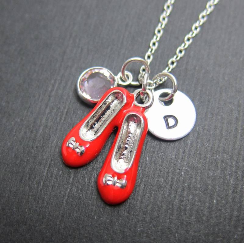 Rubin Slipper Halskette - Zauberer Von Oz Inspiriert, Personalisierter Anfangsname, Maßgeschneiderter Swarovski Kristall Geburtsstein von SparkleMod