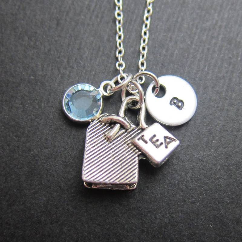 Teebeutel-Halskette - Handgestempelte Initiale, Persinalisierter Name, Personalisierter Swarovski Kristall Geburtsstein von SparkleMod