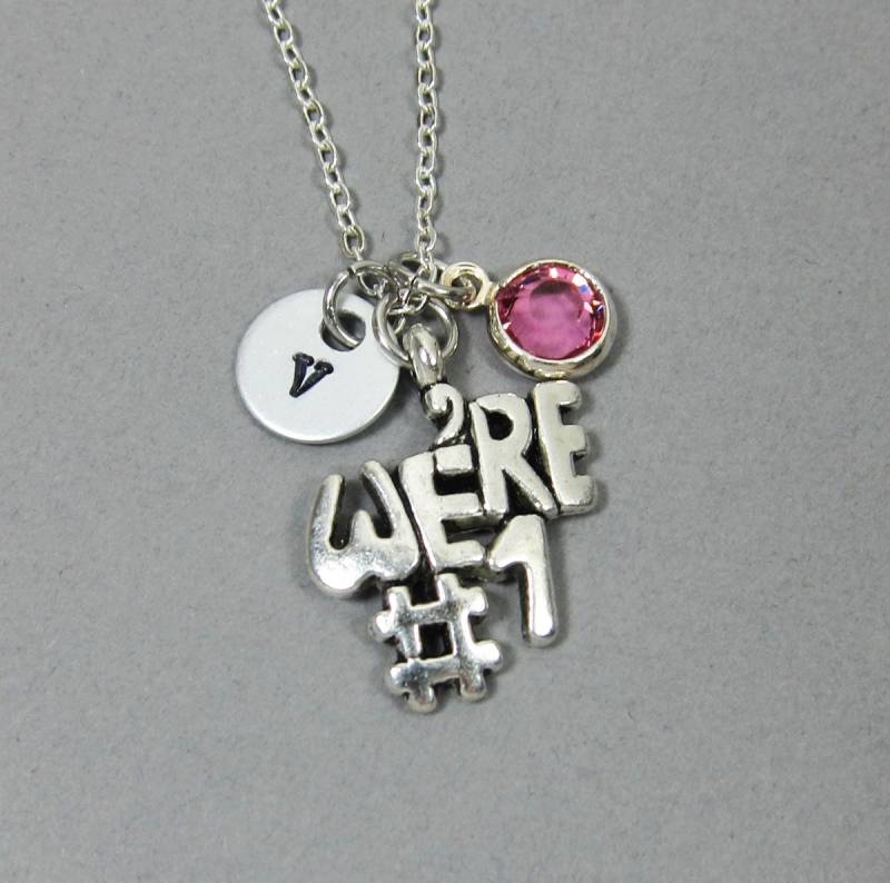 Wir Sind # 1 Halskette - Die Nummer Eins, Team Nr. 1, Personalisierte Handgestempelte Initiale, Swarovski Kristall Geburtsstein von SparkleMod