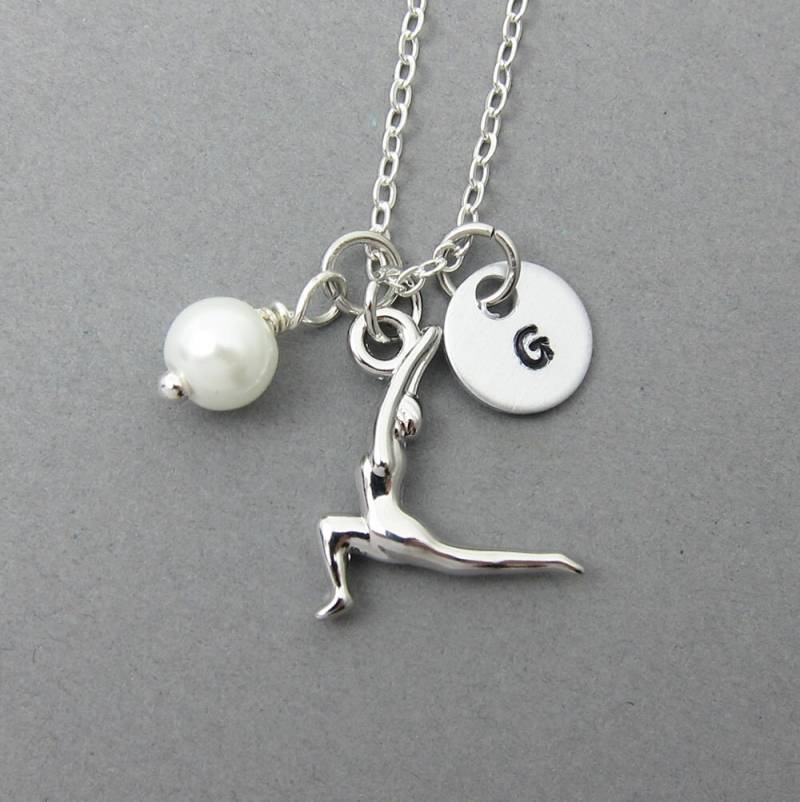 Yoga-Halskette - Krieger, Personalisierter Anfangsname, Individueller Swarovski-Kristall-Geburtsstein von SparkleMod