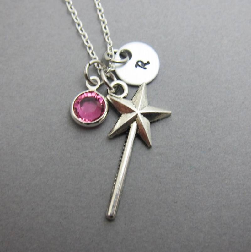 Zauberstab-Halskette - Personalisierter Anfangsname, Individueller Swarovski Geburtsstein von SparkleMod