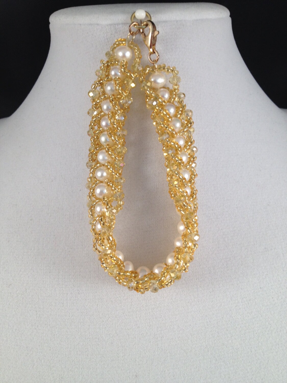 Gelb/Gold Kristalle Rocailles Und Süßwasser Perle Flache Spirale Armband Gelb/Gold Kristalle Rocailles Und Süßwasser Perle Flache Spirale Armband von SparkleNFire