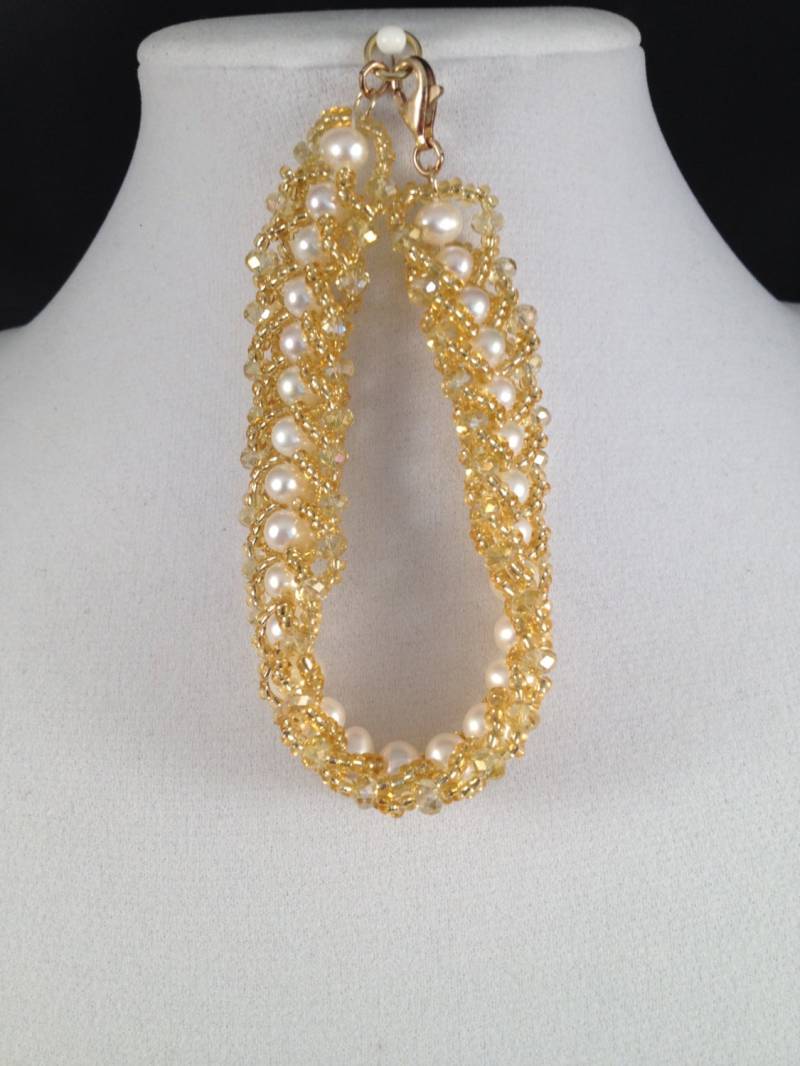 Gelb/Gold Kristalle Rocailles Und Süßwasser Perle Flache Spirale Armband Gelb/Gold Kristalle Rocailles Und Süßwasser Perle Flache Spirale Armband von SparkleNFire