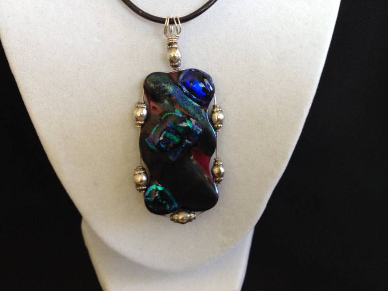 Große Fusion Glas Anhänger Stil Halskette, Sterling Silber Draht Wickelband Mit Silbernen Bali Perlen Auf Lederhalskabel Große Fusion Glas Anhänger Stil Halskette, Sterling Silber Draht Wickelband Mit Silbernen Bali Perlen Auf Lederhalskabel von SparkleNFire