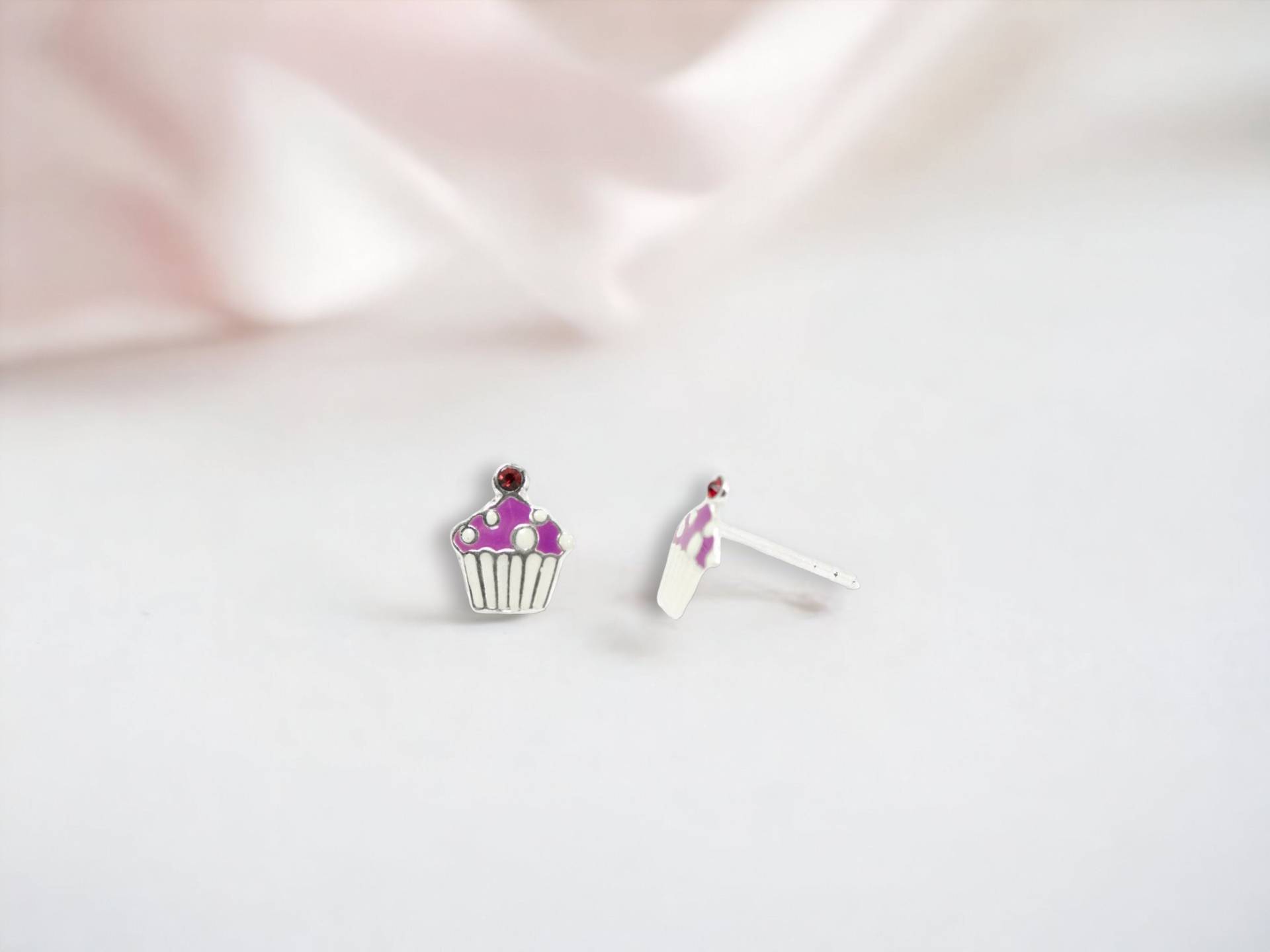 Kinder Sterling Silber Lila Und Weiße Cupcake Ohrringe Mit Roter Kristallkirsche An Der Spitze Kinder Sterling Silber Lila Und Weiße Cupcake Ohrringe Mit Roter Kristallkirsche An Der Spitze von SparkleNJade