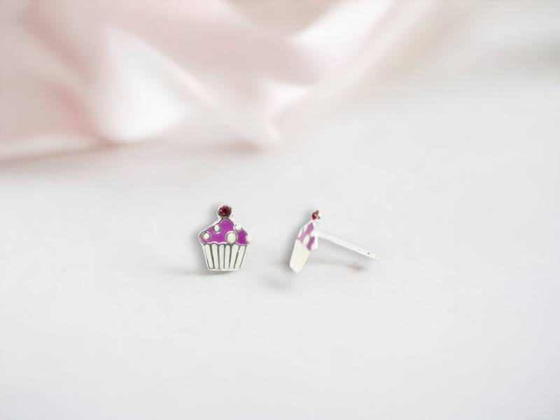 Kinder Sterling Silber Lila Und Weiße Cupcake Ohrringe Mit Roter Kristallkirsche An Der Spitze Kinder Sterling Silber Lila Und Weiße Cupcake Ohrringe Mit Roter Kristallkirsche An Der Spitze von SparkleNJade