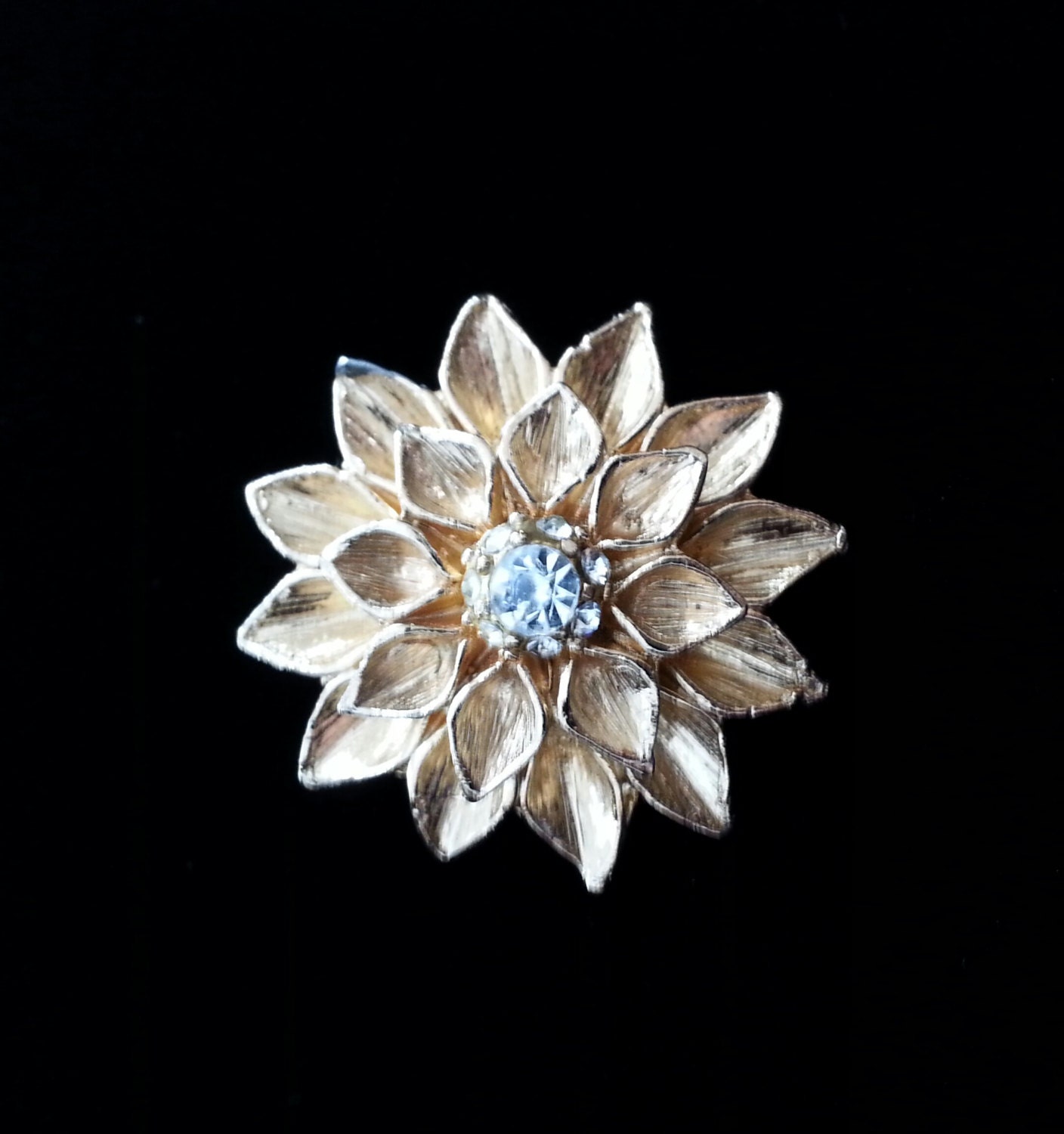 Goldtone Flower Kleid Clip Mit Einem Strass-Zentrum Goldtone Flower Kleid Clip Mit Einem Strass-Zentrum von SparkleShineVintage