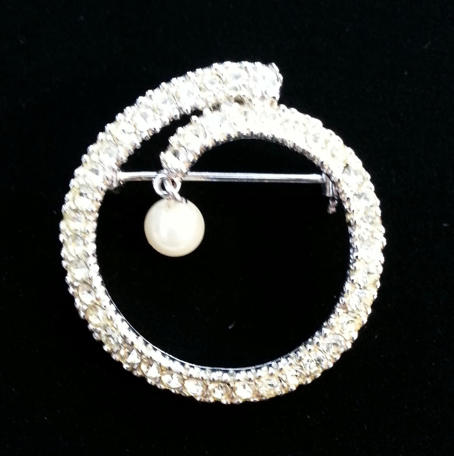Kreisförmige Strass Mit Hängenden Faux Pearl Kreisförmige Strass Mit Hängenden Faux Pearl von SparkleShineVintage