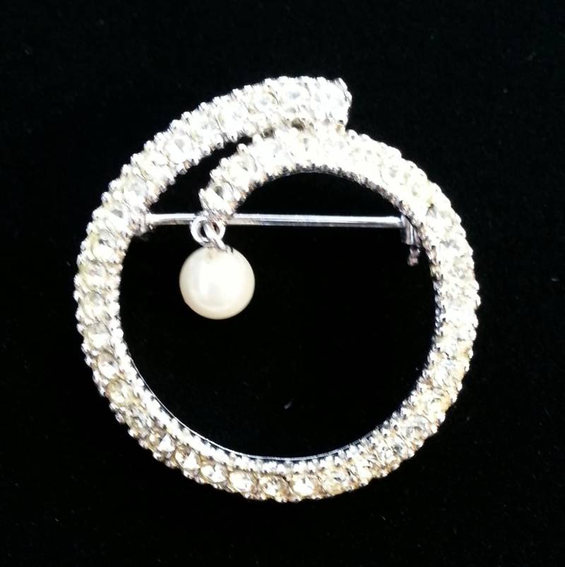 Kreisförmige Strass Mit Hängenden Faux Pearl Kreisförmige Strass Mit Hängenden Faux Pearl von SparkleShineVintage