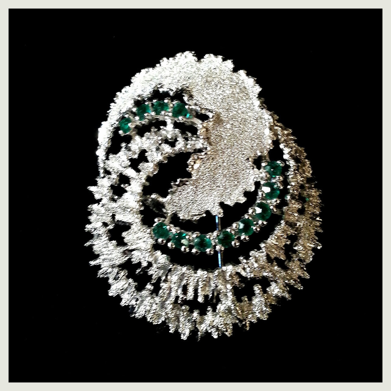 Smaragd Strasssteine Und Gebürstetem Silvertone Brosche Smaragd Strasssteine Und Gebürstetem Silvertone Brosche von SparkleShineVintage