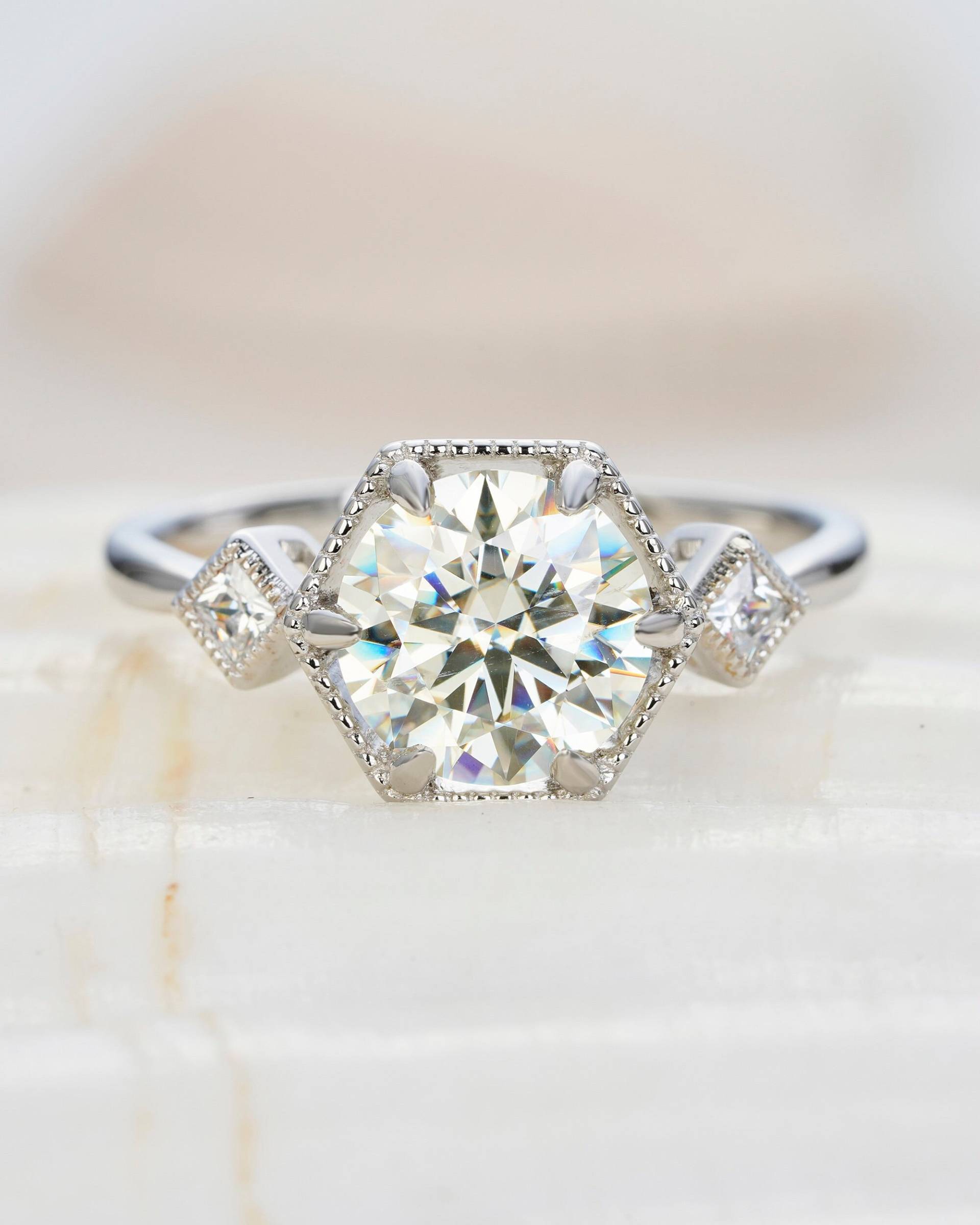 Einzigartige Moissanite Verlobungsring Weißgold 2Ct Rundschliff Jahrestag Versprechen Drei Stein Vintage Ehering Bedeutungsvolles Geschenk Für Frauen von SparkleforeverUS