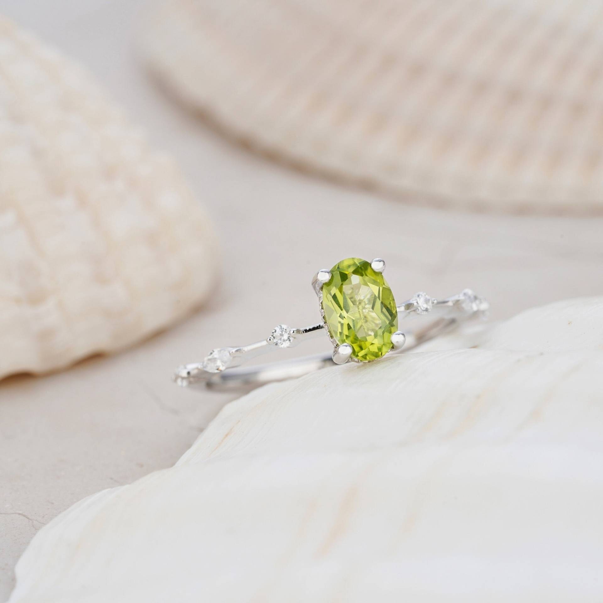 Vintage Peridot Verlobungsring, Einzigartiger Heiligenschein August Geburtsstein Ring, Oval Cut 14K Weißgold Jahrestag Versprechen Ehering von SparkleforeverUS