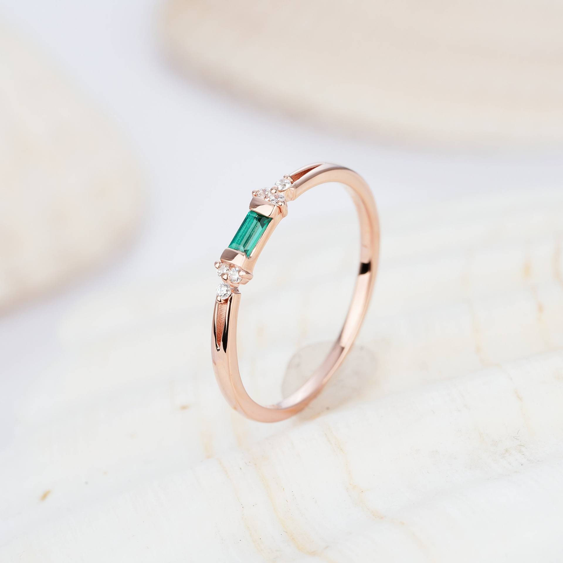 Zierliche Grüne Smaragd Ehering, Baguette Passendes Band, Rose Gold Gerades Zierlicher Stapelbarer Jahrestag Ring-Enhancer von SparkleforeverUS