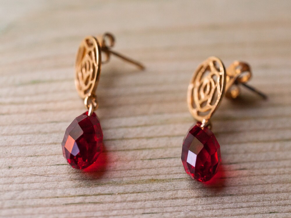 Gold Blume Ohrringe, Rote Swarovski Kristall Tropfen Scharlachrote Zierliche Rote Ohrhänger, Ohrstecker von SparklenLight