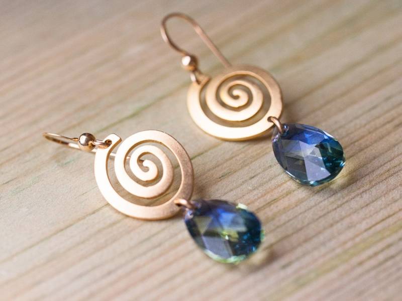 Gold Spirale Ohrringe Mit Lavendel Grün Swarovski Teardrop, Ohrhänger Multicolor Two Tone Kristall von SparklenLight