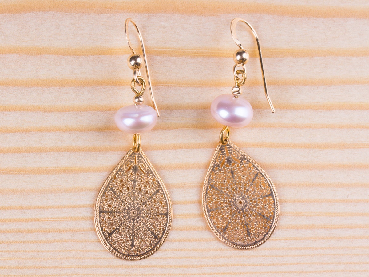 Goldtropfen Und Weiße Perle Ohrringe, Lange Baumeln Ohrringe Echte Sahne Gold Gefüllte Leichte Blätter, Brautjungfer Perlenohrringe von SparklenLight